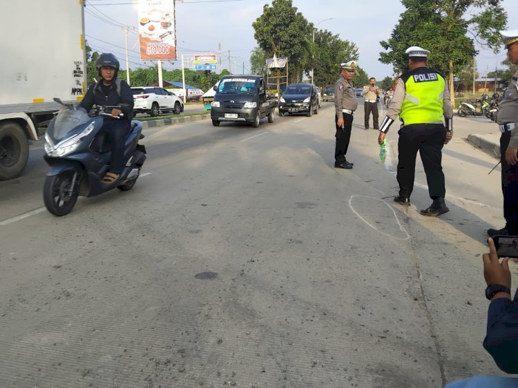 Anggota Satlantas Polrestabes Palembang melakukan olah TKP kecelakaan lalu lintas di Jalan Soekarno Hatta Palembang . (Fauzi/RMOLSumsel.id)