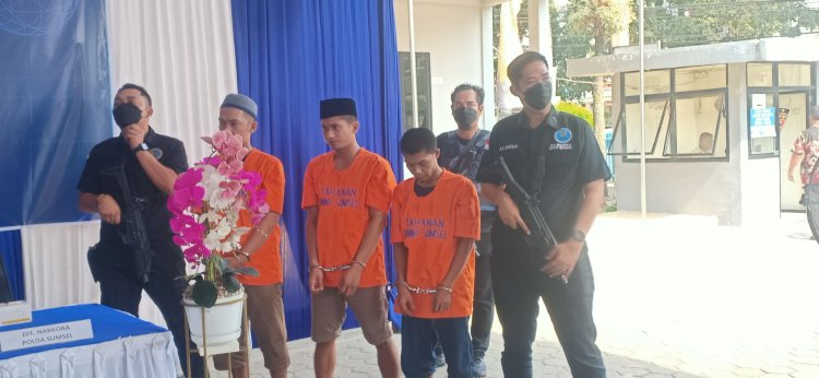  Ketiga tersangka dihadirkan saat pers rilis ungkap kasus 13 kilogram sabu. (Denny Pratama/RMOLSumsel.id)