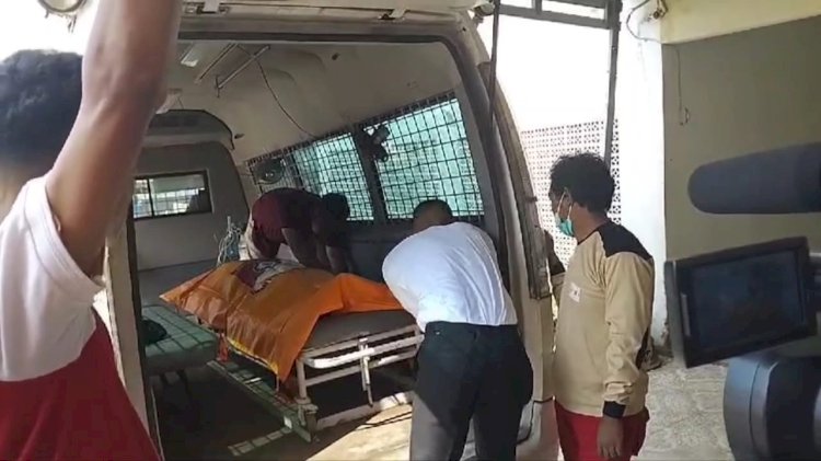  Jenazah Sumaryanto saat dibawa ke kamar jenazah rumah sakit Bhayangkara M Hasan Palembang . (Fauzi/RMOLSumsel.id)