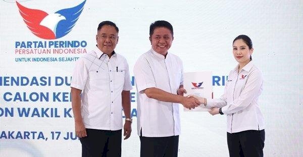 Ketua Desk Pilkada DPP Partai Perindo, Angela Tanoesudibjo saat memberikan rekomendasi ke Herman Deru dan Cik Ujang. (ist/rmolsumsel.id) 