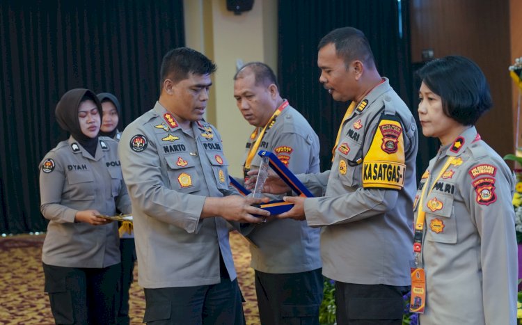 Kabid Humas Polda Sumsel Kombes Pol Sunarto memberikan penghargaan kepada Kasi Humas Polres Muara Enim/Foto: Dokumen Polres Muara Enim