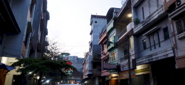 Salah satu bangunan sarang burung walet yang berada persis di tengah pasar Kota Baturaja/Foto: Amizon