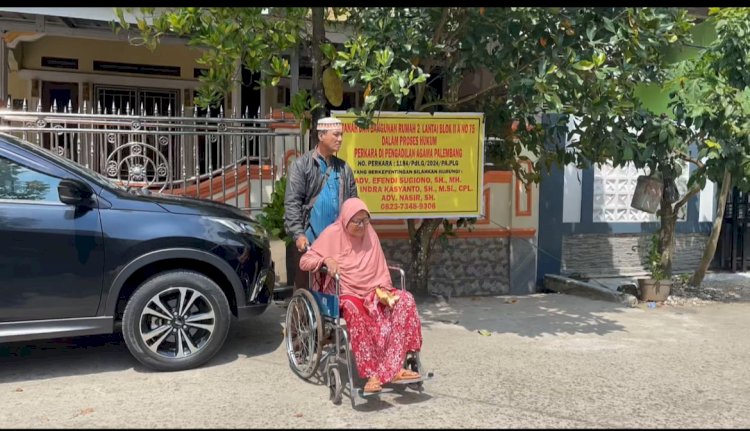 Kannu bersama anak laki-lakinya saat berada di depan rumah. (Handout)
