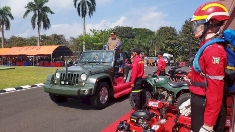Menko Perekonomian Airlangga Hartarto saat meninjau kesiapan personel dan peralatan penanganan Karhutla. (ist/rmolsumsel.id) 