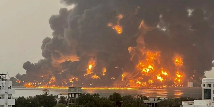Sebuah gambar yang dirilis media Houthi menunjukkan kobaran api meletus di kota pelabuhan Hodeidah pada Sabtu, 20 Juli 2024/Net
