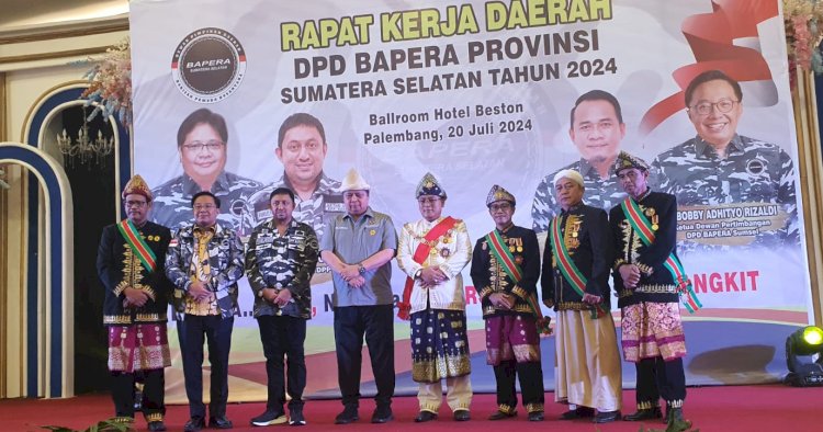 Ketua Umum Partai Golkar, Airlangga Hartarto mendapatkan gelar  Pangeran  Wira Negara dari Kesultanan Palembang Darusaalam/Foto: Dudi Oskandar