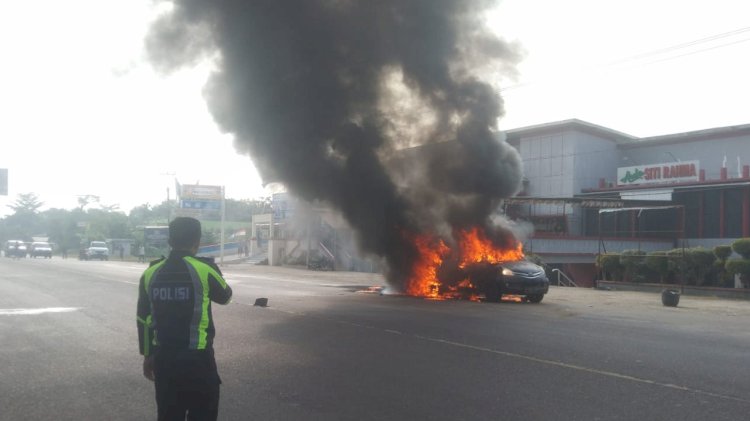 Mobil Avanza yang sedang mengantri pengisian BBM terbakar/handout