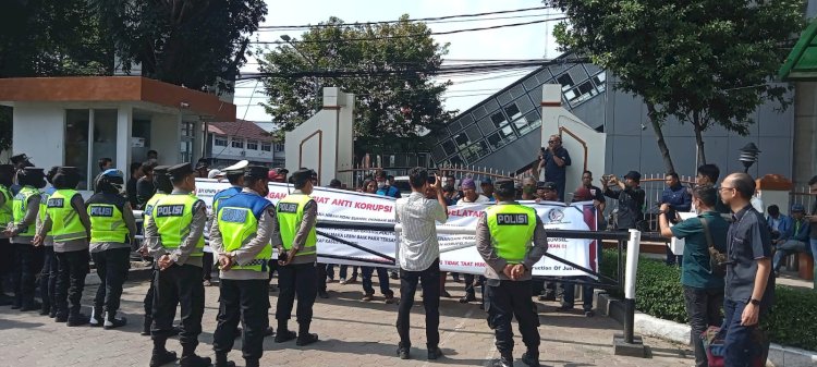 Massa yang tergabung dalam aktivitis anti korupsi Sumatera Selatan melakukan aksi demo di depan Pengadilan Negeri Klas 1 Khusus, Palembang untuk menuntut agar JPU menghadirkan mantan Gubernur Sumsel Herman Deru dalam sidang korupsi KONI, Senin (22/7/2024). (Yosep Indra Praja/RMOLSumsel.id)