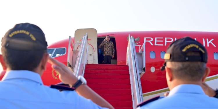 Presiden Joko Widodo menaiki Pesawat Kepresidenan Indonesia-1 dari Bandara Halim Perdanakusuma Jakarta menuju Sidoarjo, Jawa Timur, Senin (22/7)/Net