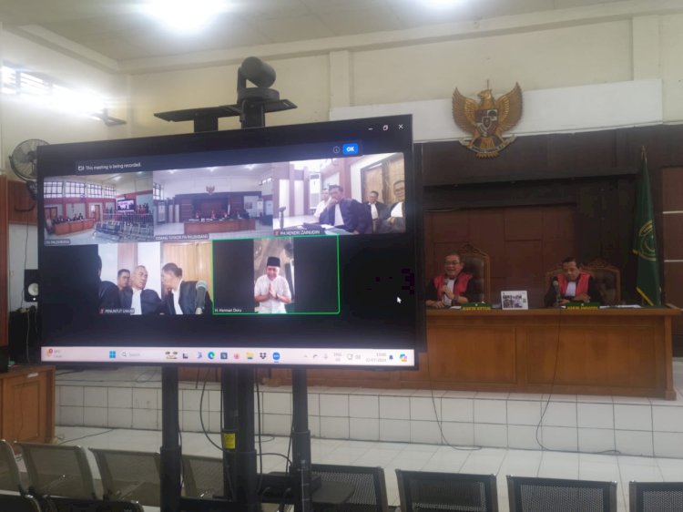 Mantan Gubernur Sumsel Herman Deru mengahdiri sidang korupsi dana hibah KONI lewat zoom yang berlangsung di Pengadilan Negeri Palembang, Senin (22/7). (Yosep Indra Praja/RMOLSumsel.id)