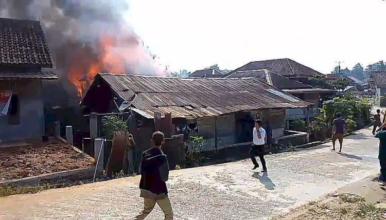 Satu unit rumah panggung milik Cik Embun (64) warga Dusun I Desa Pagar Dewa hangus terbakar. (Handout)