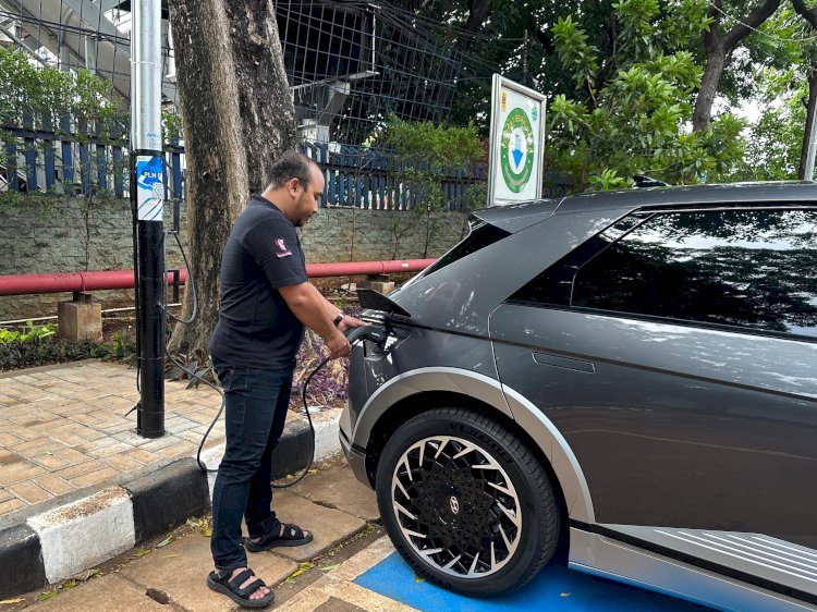 Seorang pengendara saat mengecas kendaraan listrik. (ist/rmolsumsel.id) 