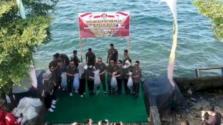 Penaburan benih ikan nila sebanyak 10.000 ekor ke Danau Ranau/ist