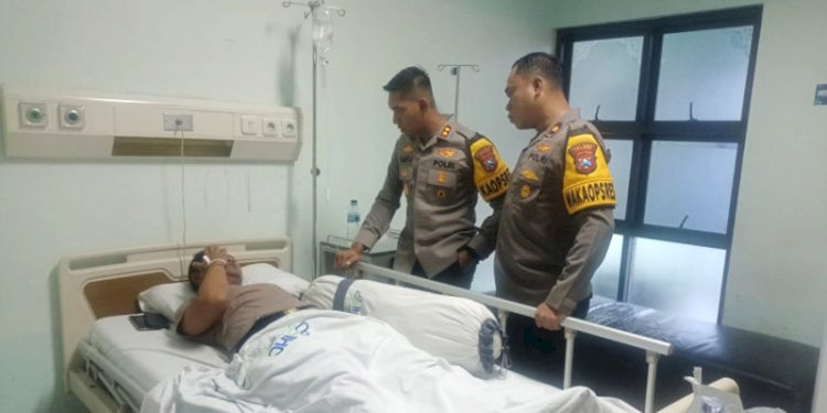 Salah satu anggota Polisi korban pengeroyokan saat dirawat di RS Kaliwates Jember/Istimewa