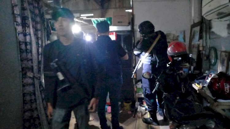  Personel Brimob Polda Sumsel membantu penggerebekan dikawasan Tangga Buntung zona merah peredaran gelap narkoba. (Fauzi/RMOLSumsel.id)