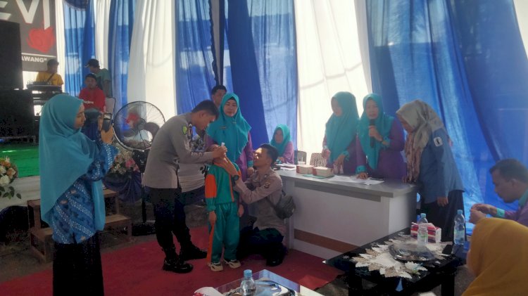 Salah satu anak mendapatkan imunisasi polio. (Salim/RMOLSumsel.id)