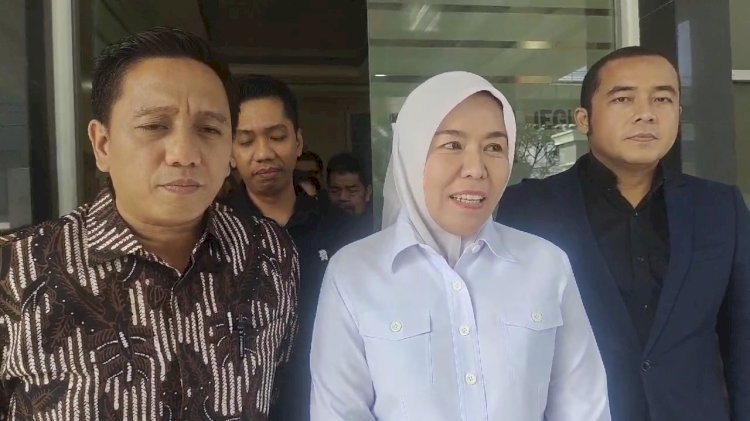 Fitrianti Agustinda saat diwawancarai awak media usai memenuhi panggilan penyidik. (Denny Pratama/RMOLSumsel.id)