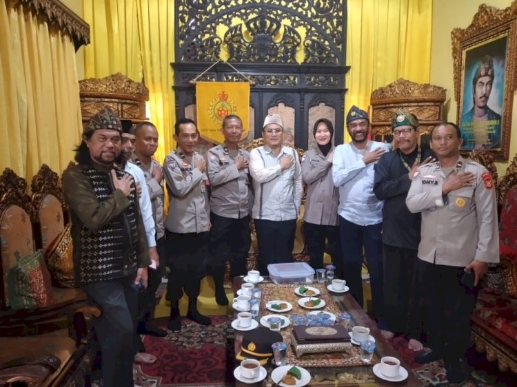  Direktorat Binmas Polda Sumsel  di pimpin Analisis Kebijakan Pertama Subdit Bintibsos Binmas Polda Sumsel  Kompol Helmi Yunus Ssos dan jajaran  bersilaturahmi ke istana adat Kesultanan  Palembang Darussalam di Jalan Sultan M Mansyur, Kecamatan IB II Palembang, Selasa (23/7).(Dudy Oskandar/RMOLSumsel.id)   