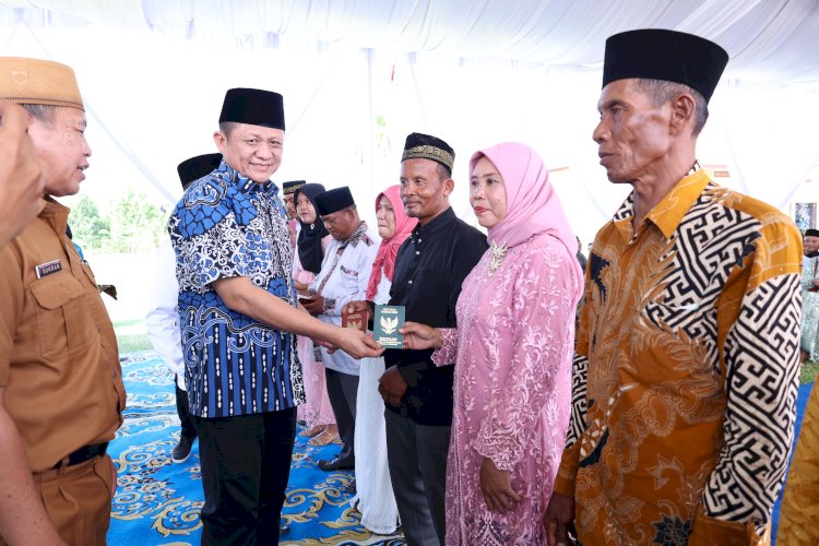 Bupati OKU Timur menyerahkan buku nikah secara simbolis kepada 63 pasangan yang mengikuti nikah isbat/Foto: ist