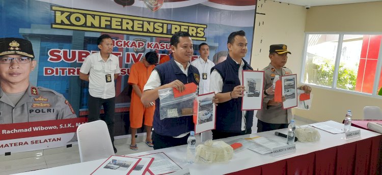 Plh Kasubdit IV Tipidter Ditreskrimsus Polda Sumsel Kompol Bayu Arya Sakti menunjukkan foto barang bukti benih lobster yang akan dikirim ke luar negeri. (fauzi/rmolsumsel.id)