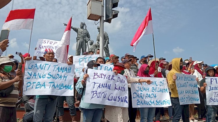 Aksi massa warga menuntut ganti rugi lahan yang telah digarap PTBA. (noviansyah/rmolsumsel.id) 