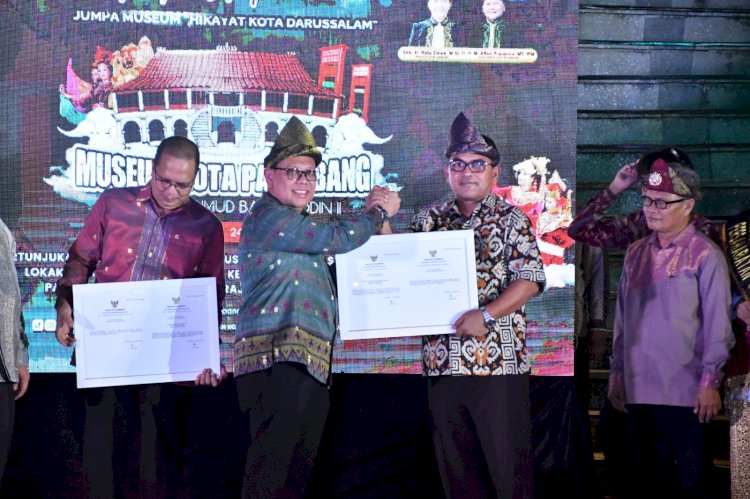 PJ Walikota Palembang, A Damante (Kiri)  menyerahkan surat keputusan penetapan Kantor Kejaksaan Kota Palembang termasuk cagar budaya peringkat kota kepada Kepala Kejaksaan Negeri Palembang, Bapak Johny William Pardede, SH, MH (kanan), Rabu (24/7).(Dudy Oskandar/RMOLSumsel.id)