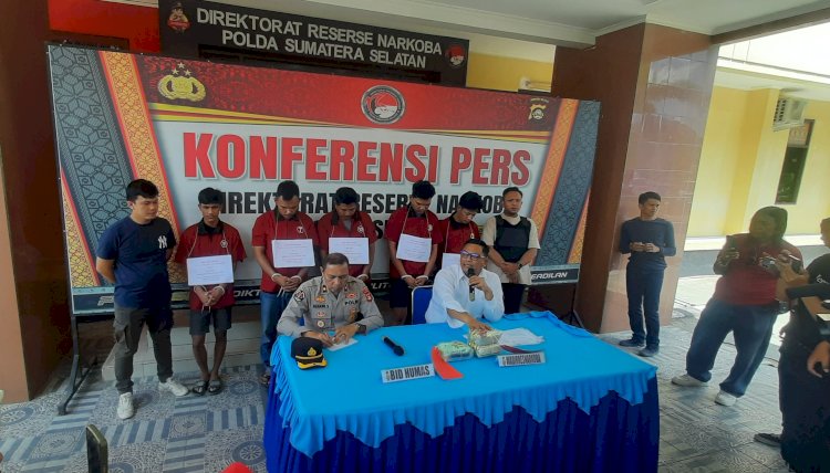 Wadir Reserse Narkoba Polda Sumsel AKBP Harissandi saat menginterogasi salah satu kurir sabu yang ditangkap di Lubuklinggau/Foto: Fauzi