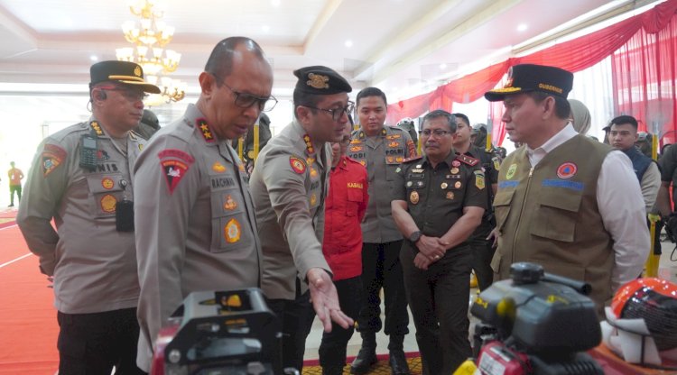 Kapolda Sumsel Irjen Pol A.Rachmad Wibowo SIK dampingi PJ . Gubernur Sumsel Elen Setiadi pada pembukaan pelatihan pencegahan Karhutla Polda tahun 2024 yang bertempat diaula Griya Agung Palembang/Foto: Dudi Oskandar