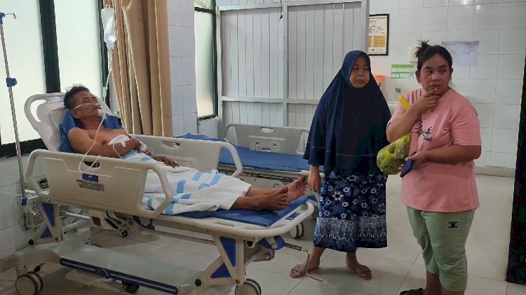 Seorang pemilik toko material Feri Maid (43), harus dilarikan ke Rumah Sakit (RS) Muhammdiyah Palembang setelah mengalami luka tikaman senjata tajam (sajam) di sekujur tubuh/Foto: Denny Pratama