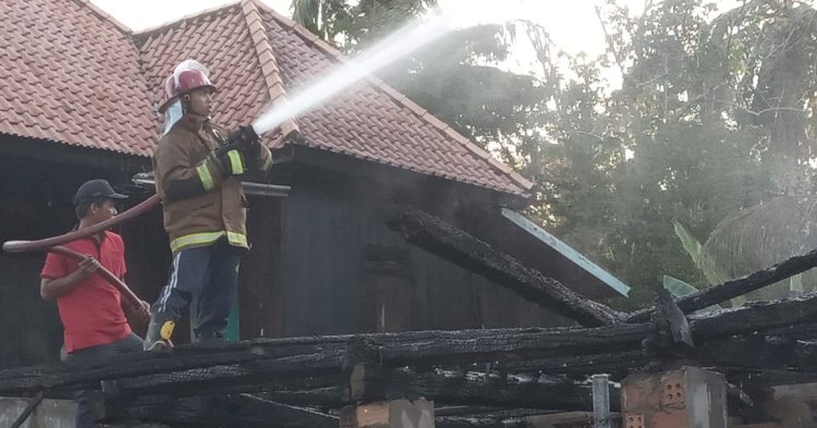 Tampak petugas pemadam kebakaran melakukan pendinginan sisa-sisa bara api/ist