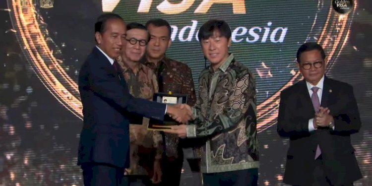Presiden RI, Joko Widodo menyerahkan Golden Visa pada Shin Tae-yong di Ritz Carlton, Jakarta Selatan, Kamis, 25 Juli 2024/Repro