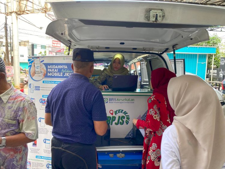 Petugas BPJS Kesehatan sedang mendatangi warga dengan mobil keliling. (Handout)