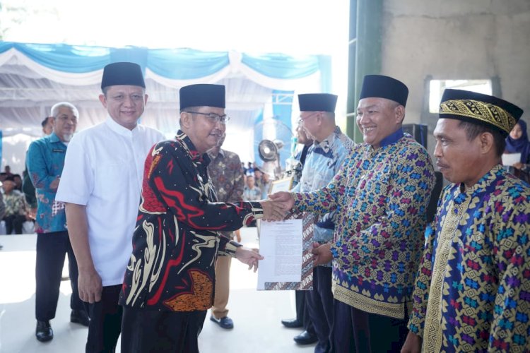 Bupati OKU Timur menyerahkan Surat Keputusan Petugas Penghubung Urusan Keagamaan Desa/ist