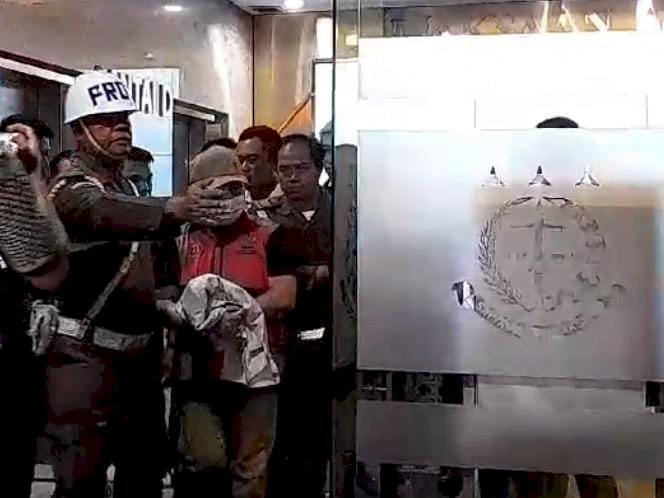 Ujang Iskandar mengenakan rompi merah muda/RMOL