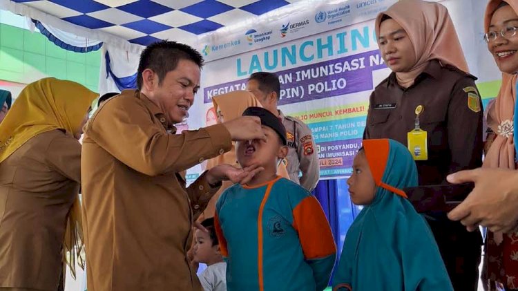 Plh Kepala Dinas Kesehatan saat memberikan vaksin polio/ist