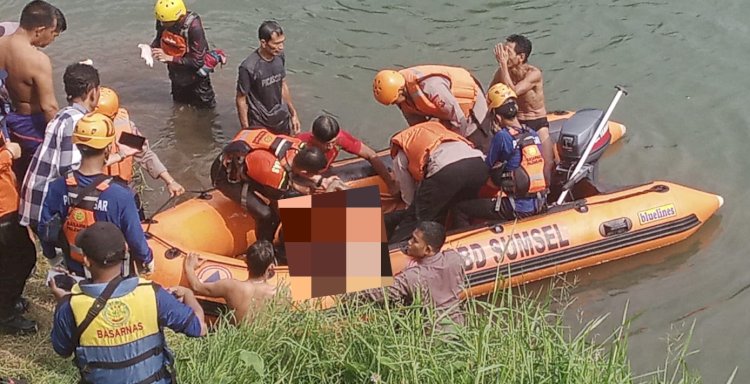 Tim SAR gabungan saat mengevakuasi korban tenggelam di Sungai Kelingi/ist