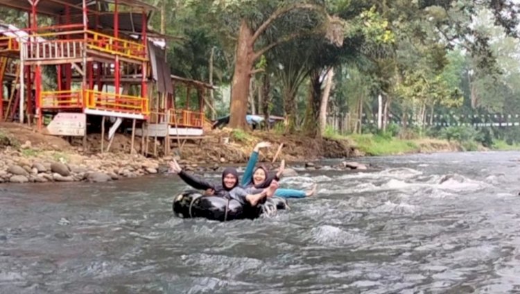 Pengunjung objek wisata Sungai Kasie menikmati suasana aliran sungai dengan beranyut pakai pelampung ban/ist