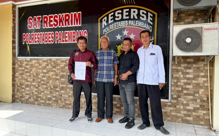 Raden Helmi Hamzah Fansyuri  bersama kuasa hukumnya Hambali, SH, MH usai melapor ke Polrestabes Palembang/Foto: Dudy Oskandar