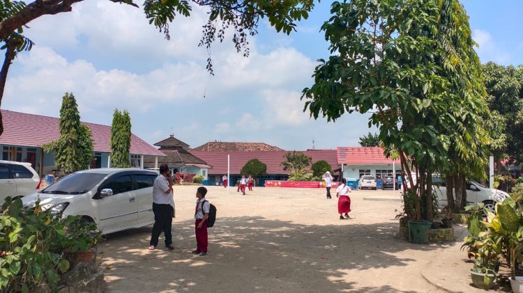 Suasana SD Negeri 39 Palembang pasca lima muridnya keracunan jajanan permen semprot. (Handout)