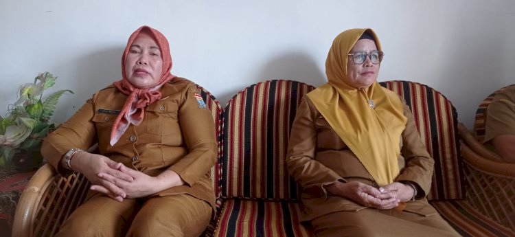    Kepala SDN 39 Maliah (Kanan) saat memberikan keterangan terkait empat muridnya yang diduga mengalami keracunan permen semprot. (Maya Hasan/RMOLSumsel.id)