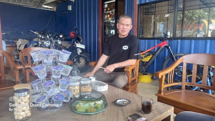  Mantan Wali Kota Pagar Alam periode 2018-2023 Alpian Maskoni saat berada di kediamannya. (Taufik Hidayat/RMOLSumsel.id)