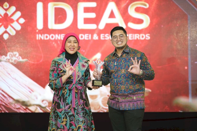 Perwakilan Kilang pertamian saat Menerima Penghargaan.(Humas Kilang Pertamina Plaju)