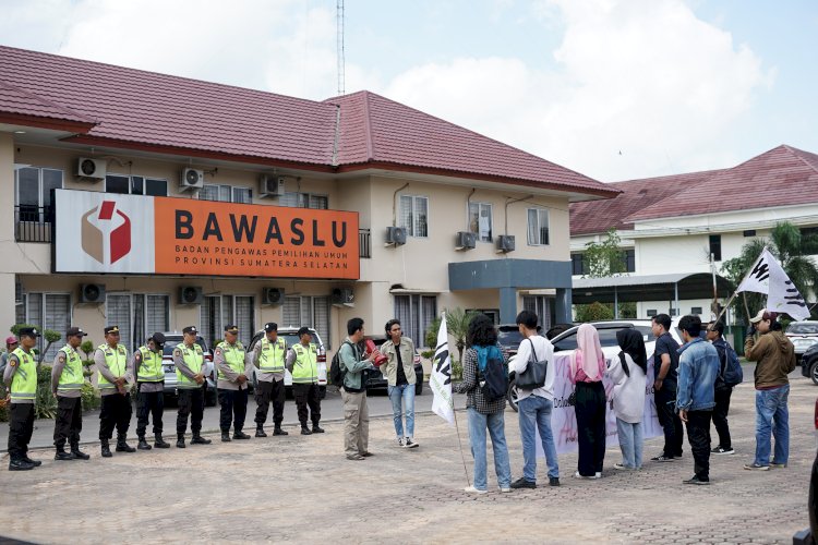 Aksi protes puluhan massa dari WALHI Sumsel di Kantor Bawaslu. (ist/rmolsumsel.id) 