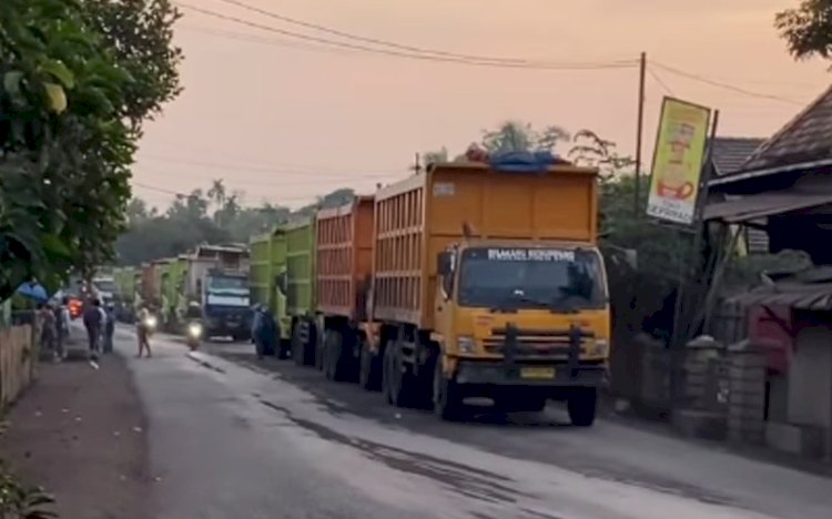 Kemacetan panjang truk angkutan batu bara di Desa Banjarsari Kecamatan Merapi Timur. (screenshoot/rmolsumsel.id) 