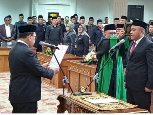 Aprizal Hasyim resmi dilantik menjadi Penjabat (PJ) Sekretaris Daerah (Sekda) Kota Palembang oleh PJ Walikota Palembang Ucok Abdulrauf Damenta di ruang Parameswara Kantor Walikota Palembang, Kamis (1/8), dihadiri Sekda periode 2019-2024, Ratu Dewa. (Handout)
