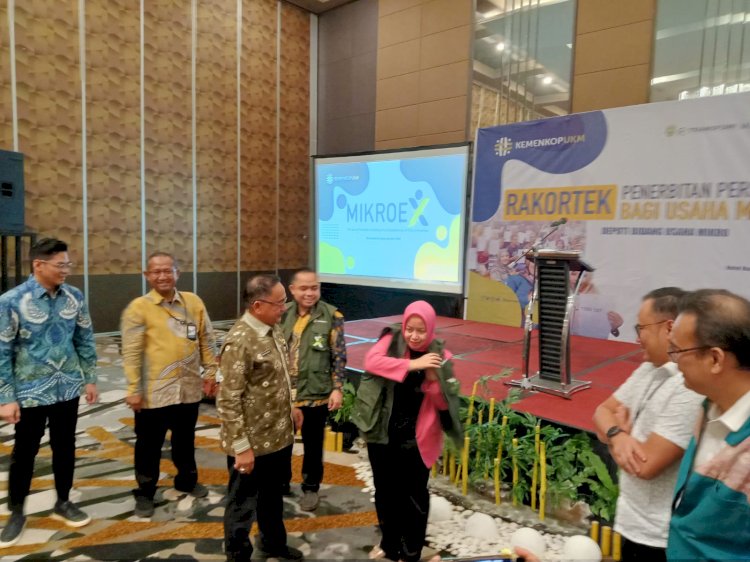 Saat penyerahan rompi pelaihan MikroEX mentor (Maya Hasan/RMOLSumsel.id)