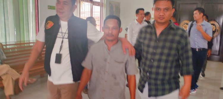 Sutekno saat akan dibawa ke Polres OKI.(Hari Wijaya/RMOLSUMSEL)