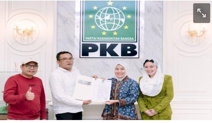 Pemberian SK dukungan PKB ke pasangan Fitrianti-Nandriani. (ist/rmolsumsel.id) 