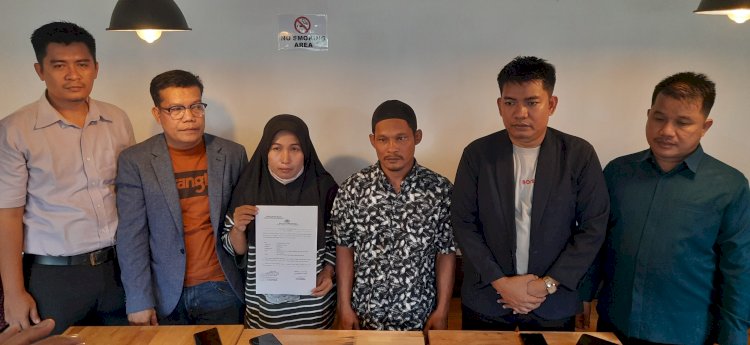 Saksi Sutikno (pakai peci) didampingi penasehat hukum. (fauzi/rmolsumsel.id) 