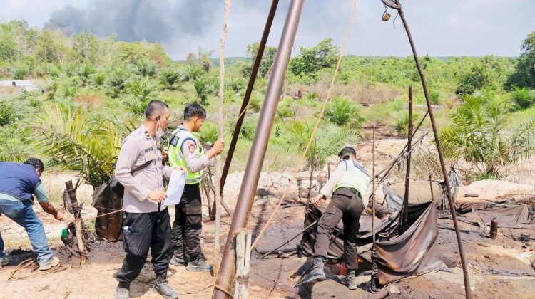 Tim Satgas melakukan penutupan sumur minyak ilegal di Muba. (ist/rmolsumsel.id) 